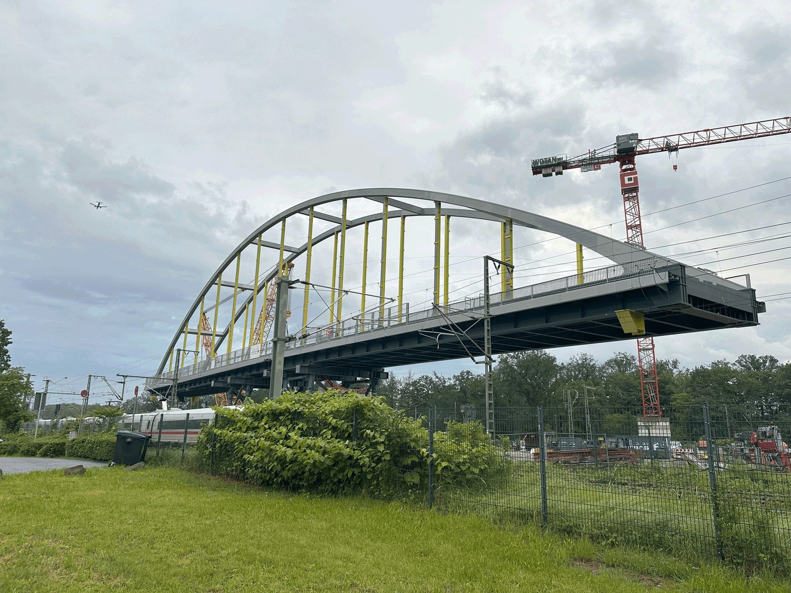 Stabbogenbrücke der Regionaltangente West kurz nach dem Einhub