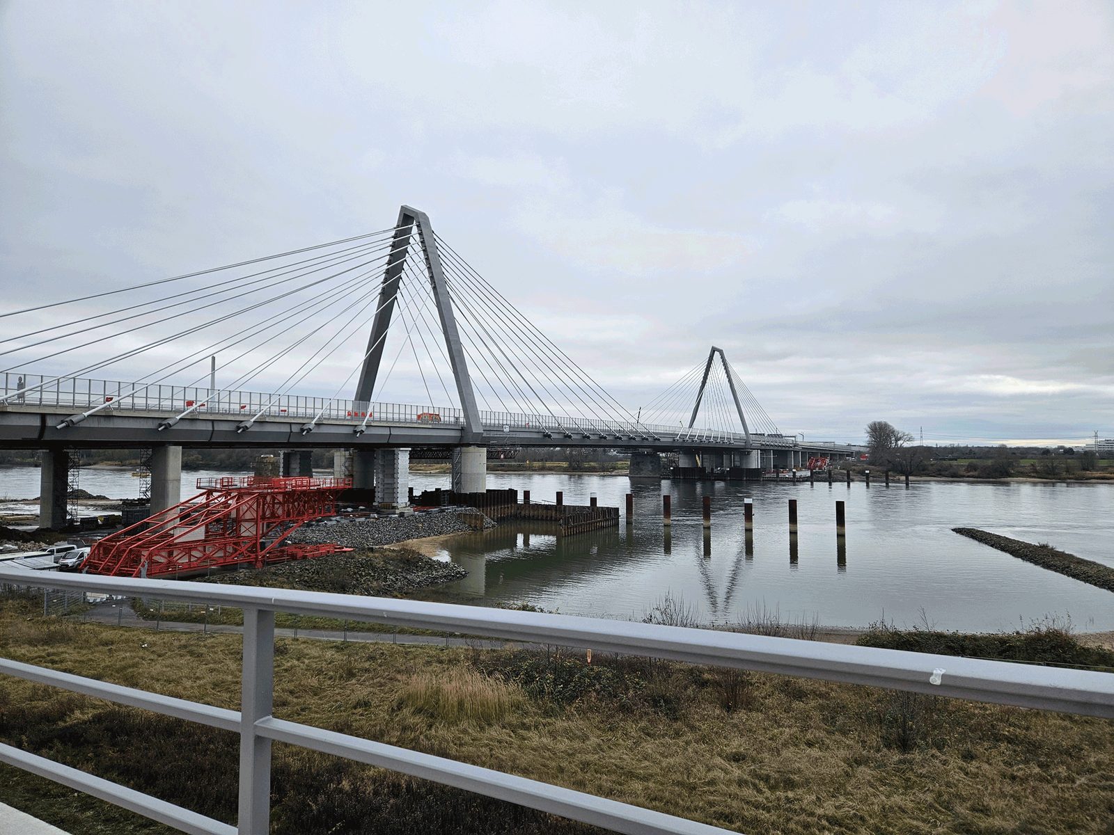 Die Schrägseilbrücke Leverkusen mit Pylon über dem Rhein