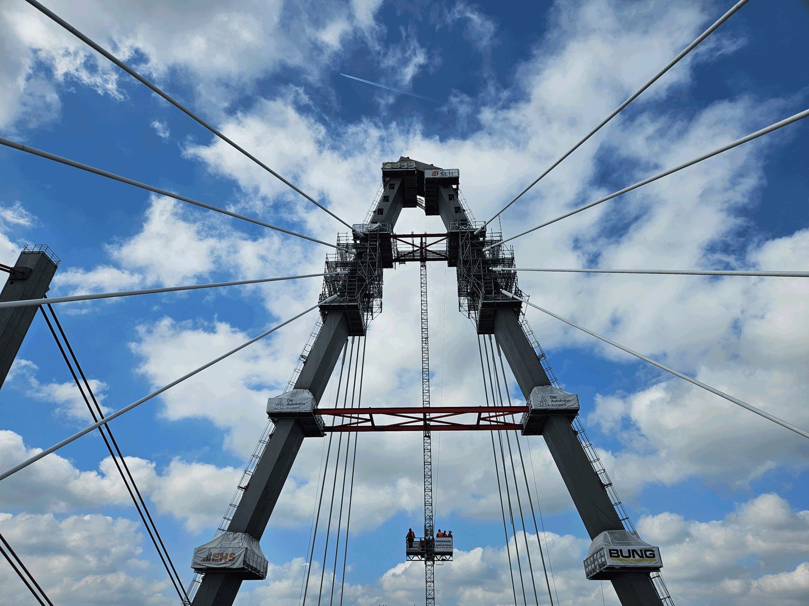 Blick von unten auf den A-förmigen Pylon mit seinen Schrägseilen