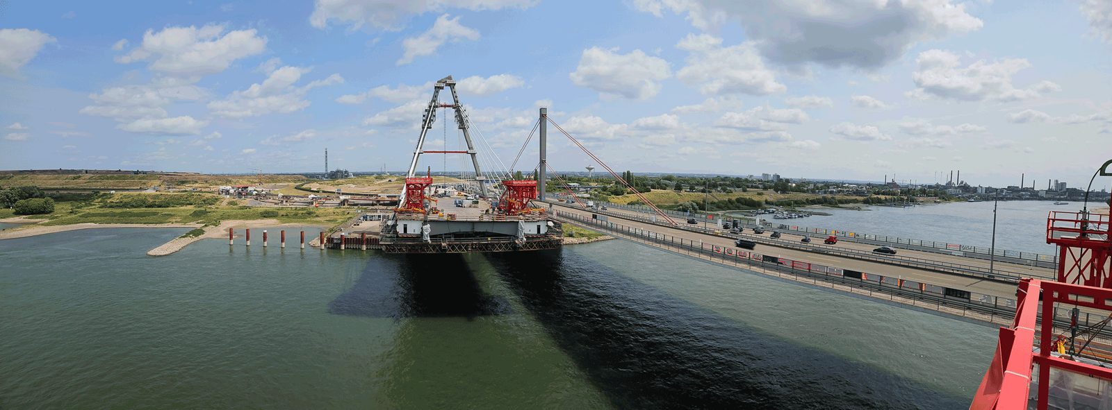 Panorama der Rheinbrücke mit der Hilfsbrücke und dem Hafen