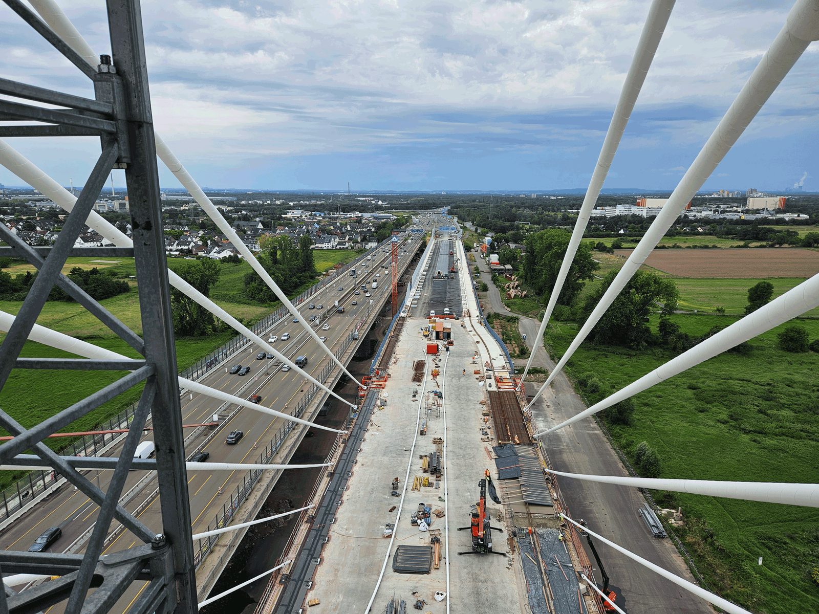 Blick vom Pylon auf die Baustelle des zweiten Teilbauwerks