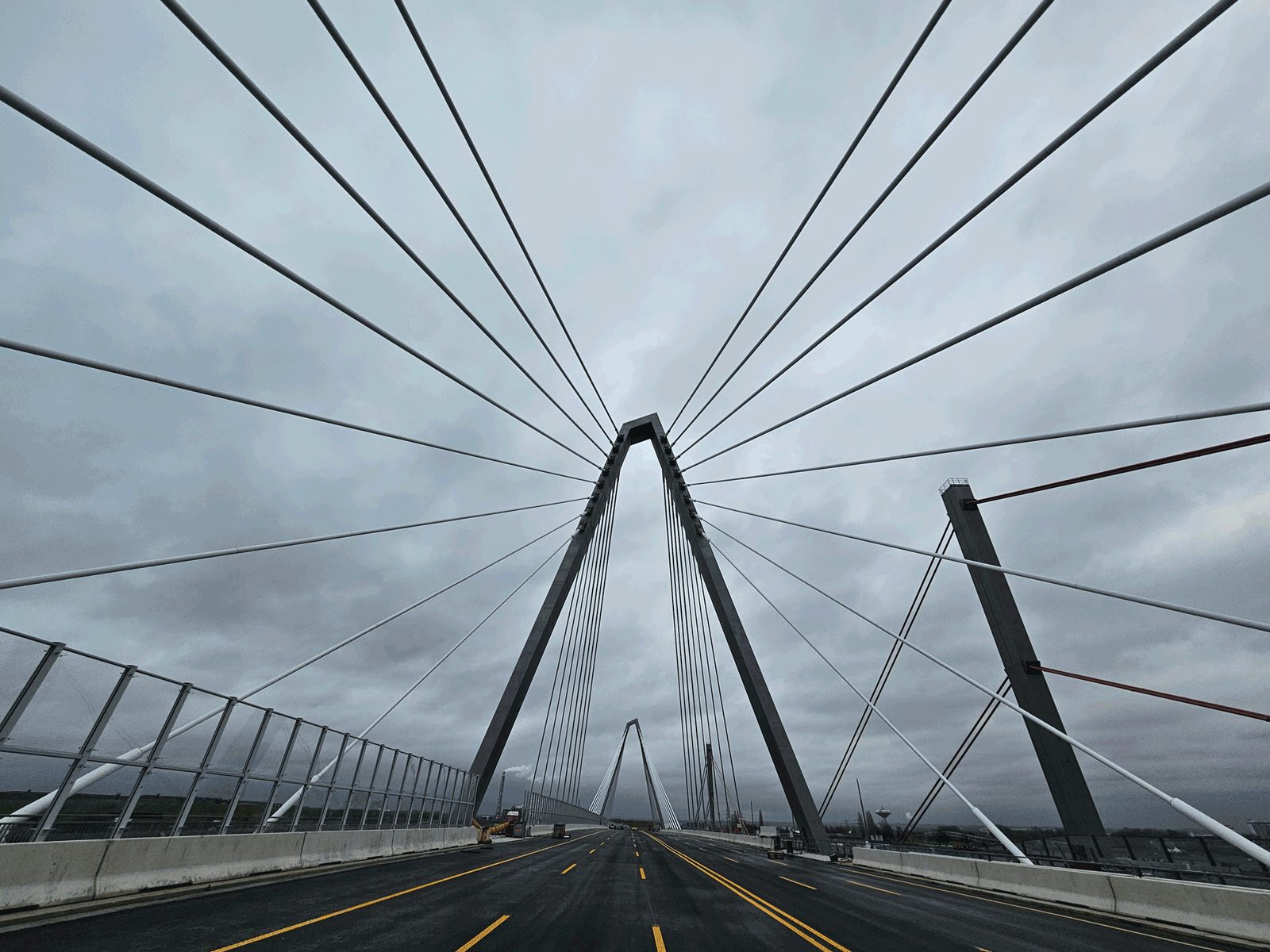 Fahrbahn der Rheinbrücke mit dem Seilfächer beider Pylone