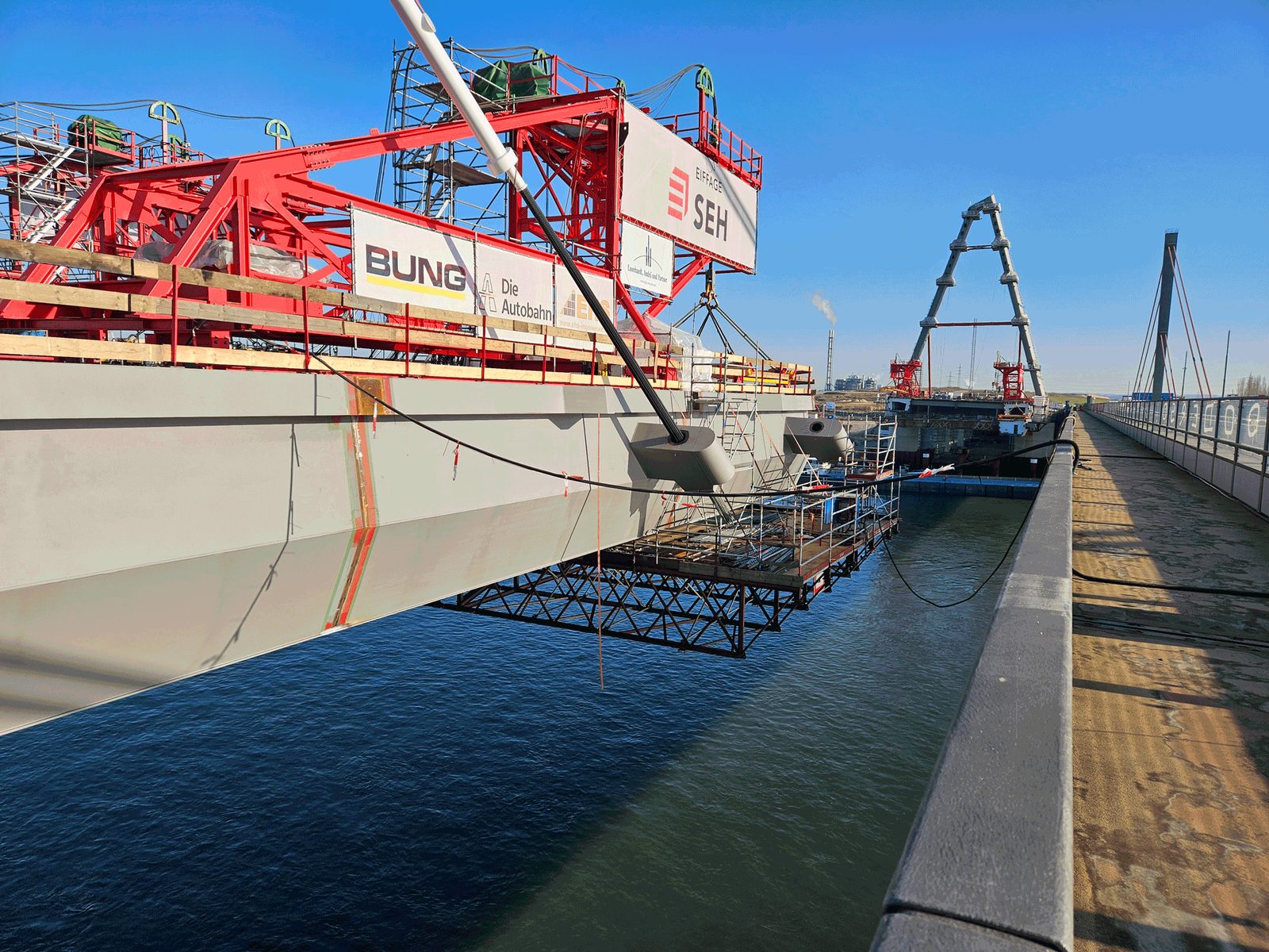 Auskragendes Stahlsegment der Rheinbrücke über dem Wasser