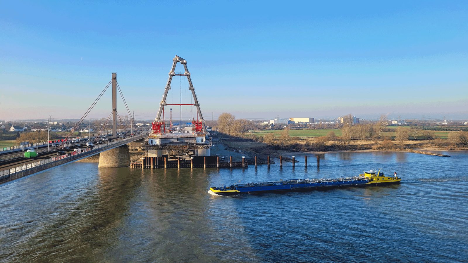Luftbild der Rheinbrücke Leverkusen mit Hilfsbrücke und einem Frachtschiff