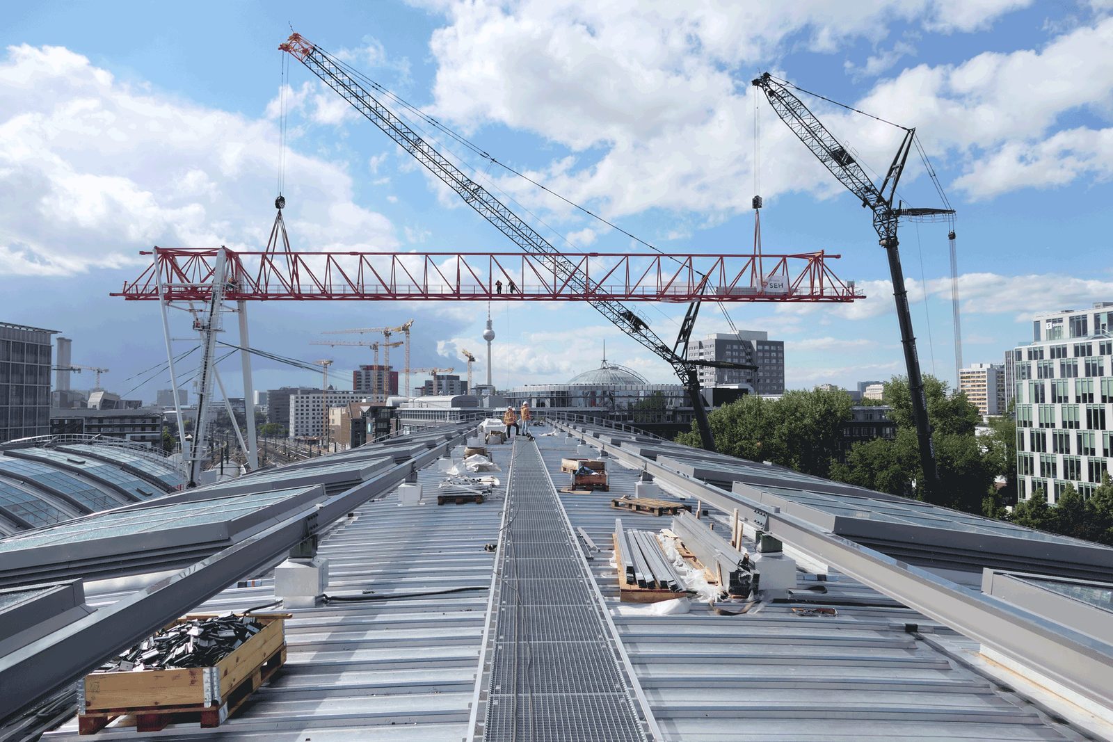Zwei Kräne über dem sanierten Hallendach des Berliner Ostbahnhofs