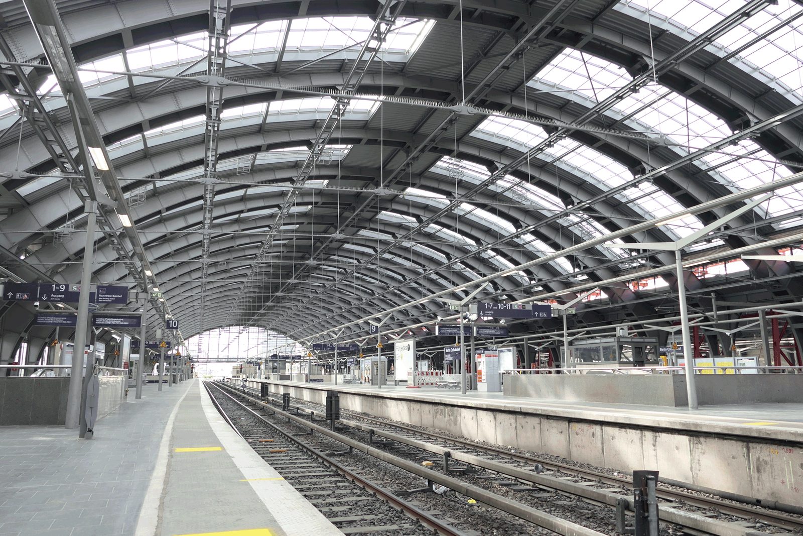Innenansicht der Gleishalle des Berliner Ostbahnhofs mit ihrem Bogendach
