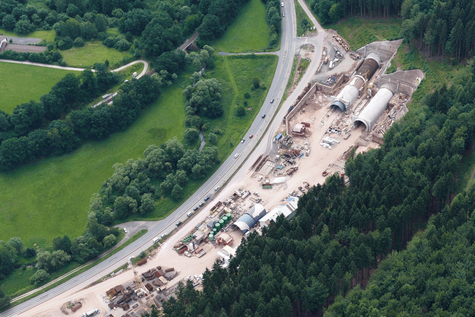 Luftbild der Tunnelbaustelle Hirschhagen mit Lüfteranlagen am Portal