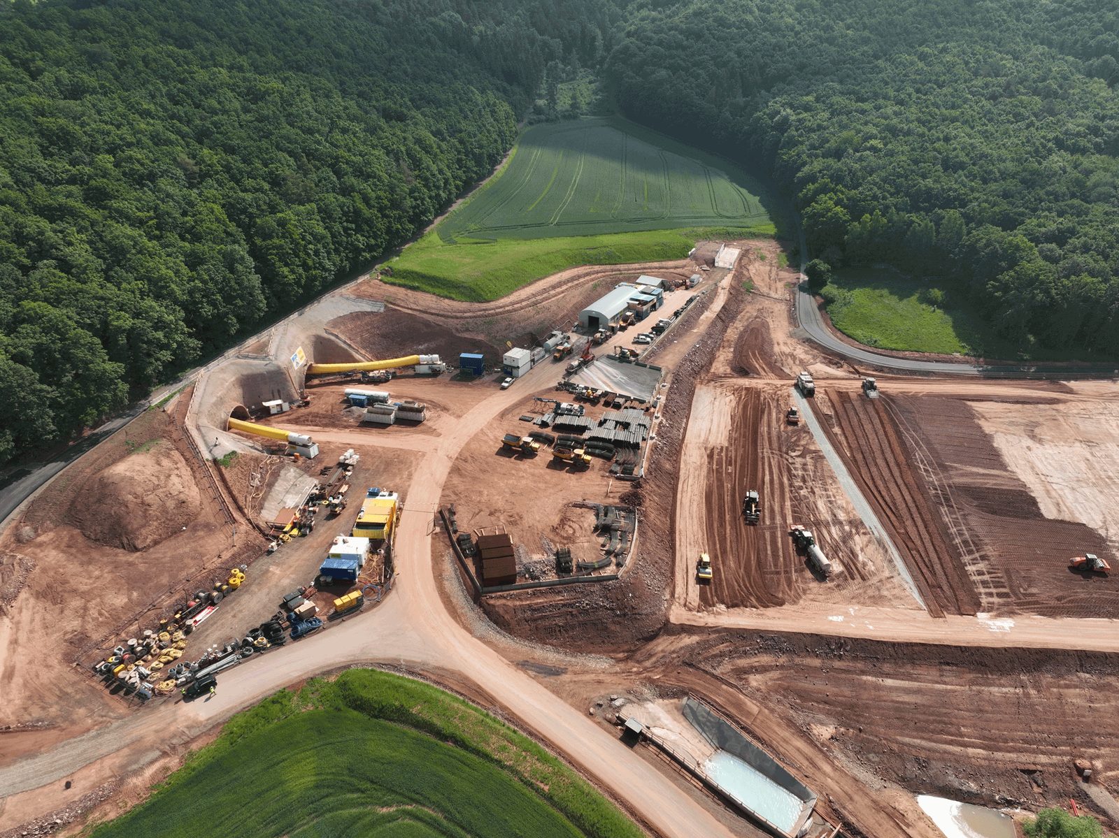 Luftbild der Tunnelbaustelle Holstein mit Baustelleneinrichtungsfläche im Wald