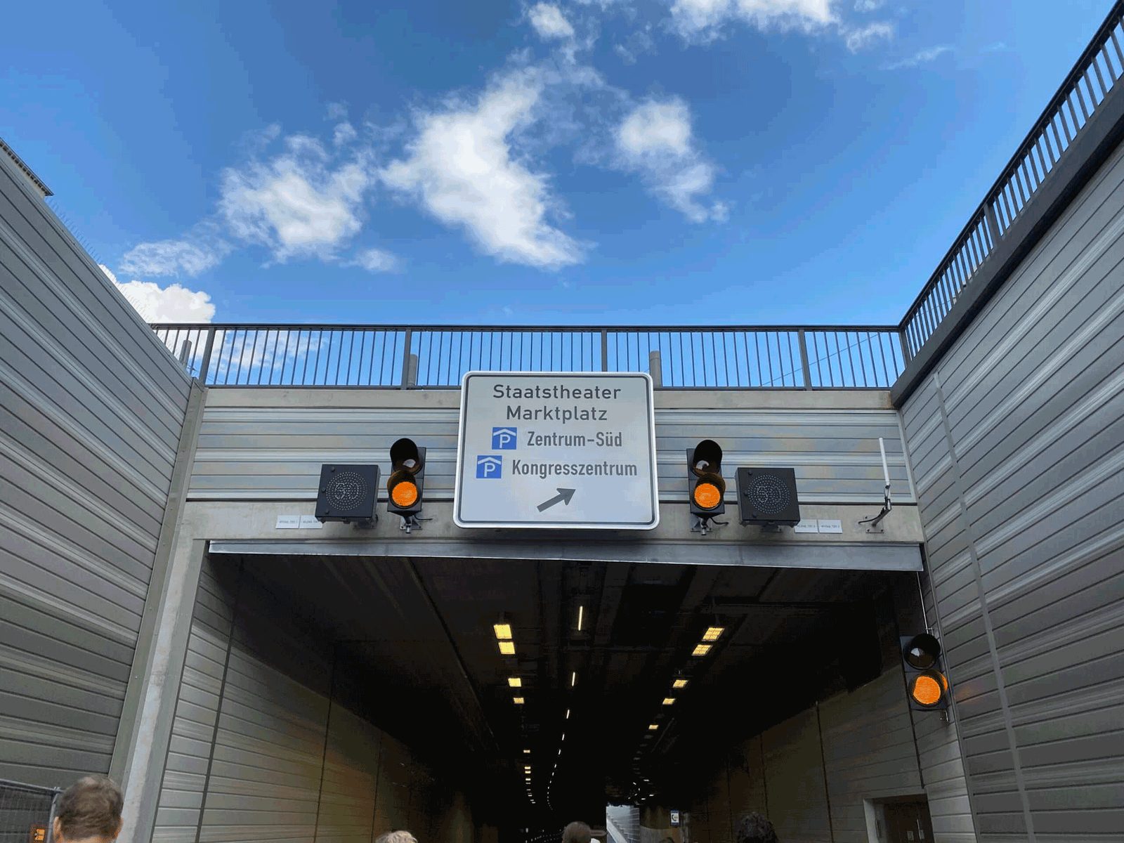 Tunneleinfahrt der Kriegsstraße mit Wegweiser zum Staatstheater und Marktplatz