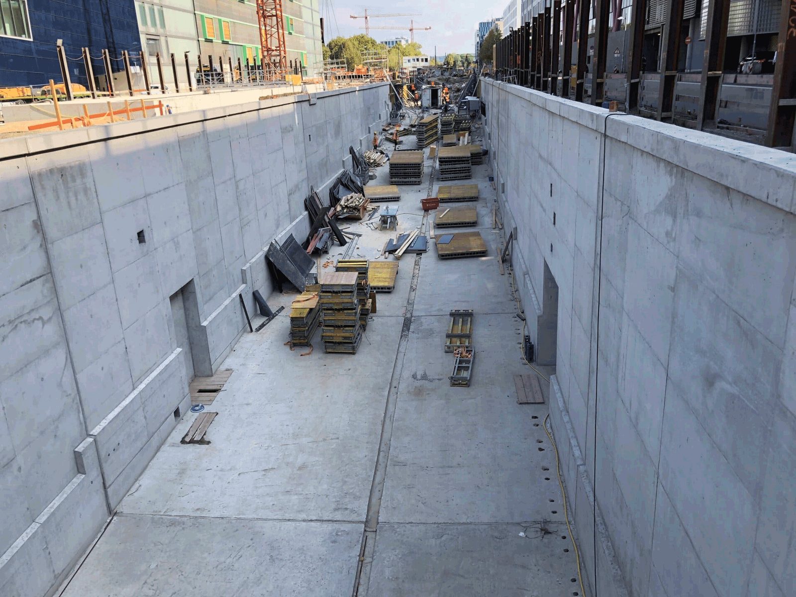 Trogbauwerk der Kriegsstraße im Bau mit Materiallagerung auf der Sohle
