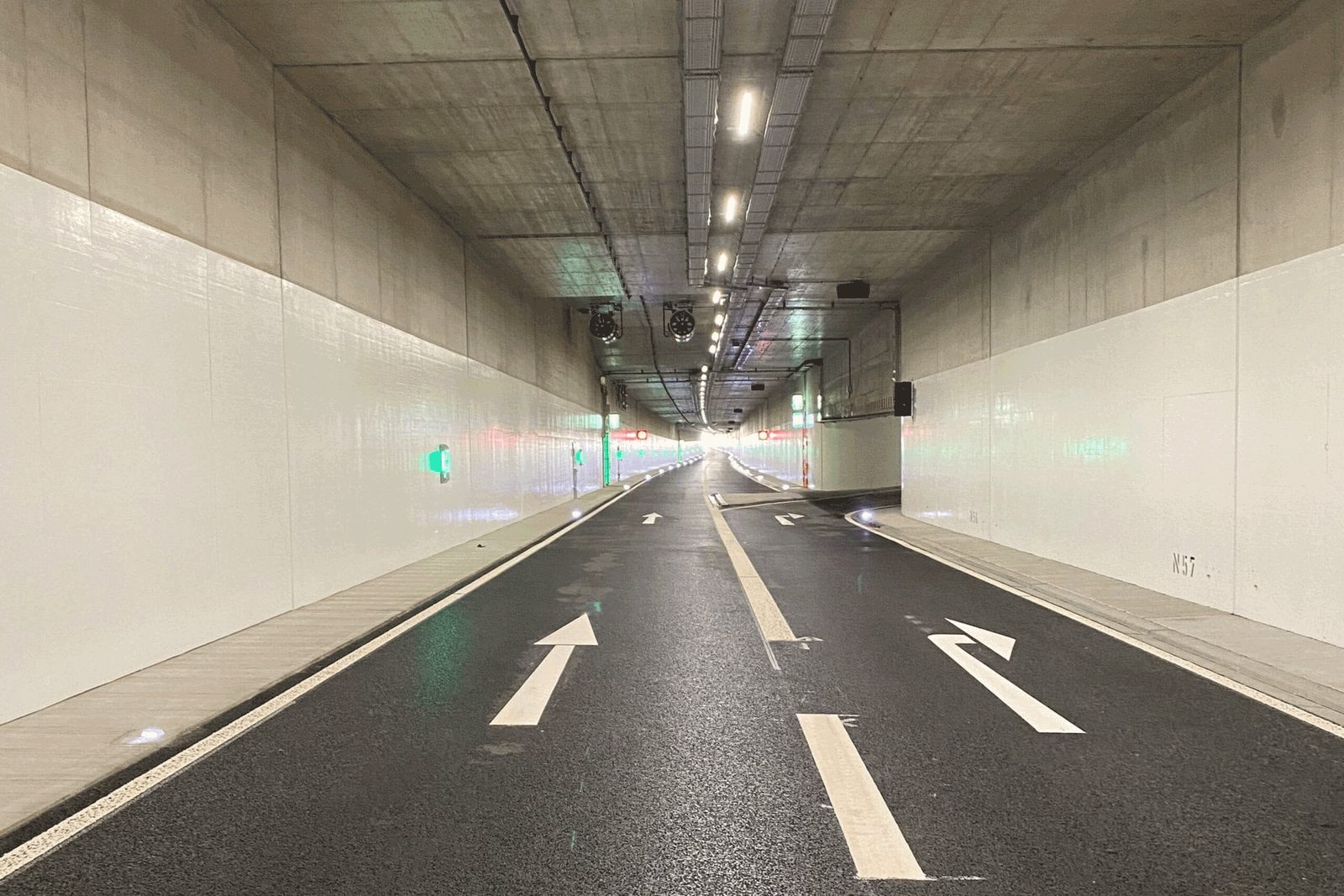 Blick durch den fertigen Tunnel Kriegsstraße mit Fahrbahnmarkierung