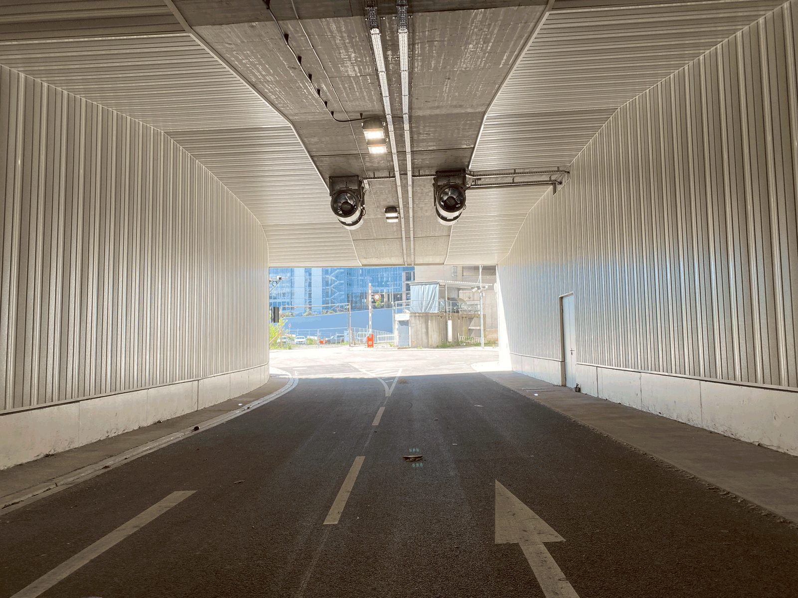 Blick durch den Tunnel Wagenladungsstraße mit heller Deckenverkleidung
