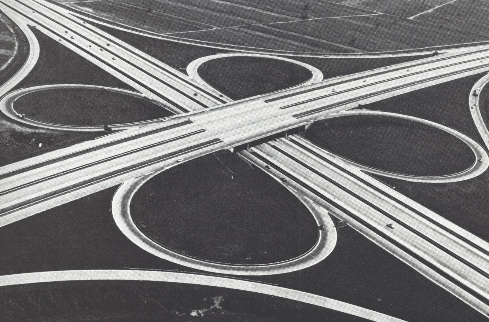 Luftbild des Autobahnkreuzes Walldorf mit seinen Kleeblattschleifen, historische Aufnahme