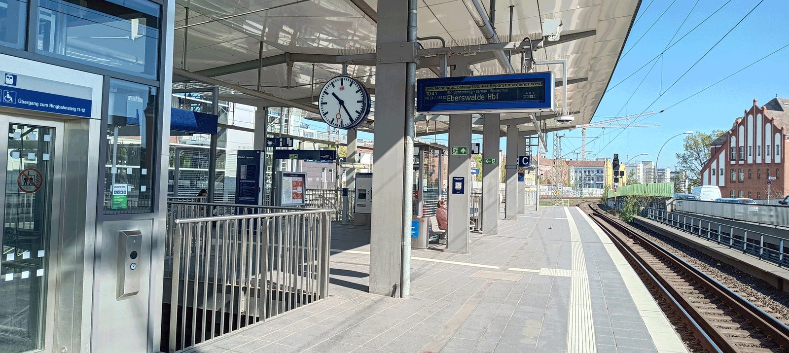 Überdachter Bahnsteig mit Uhr und Aufzug nach der Modernisierung