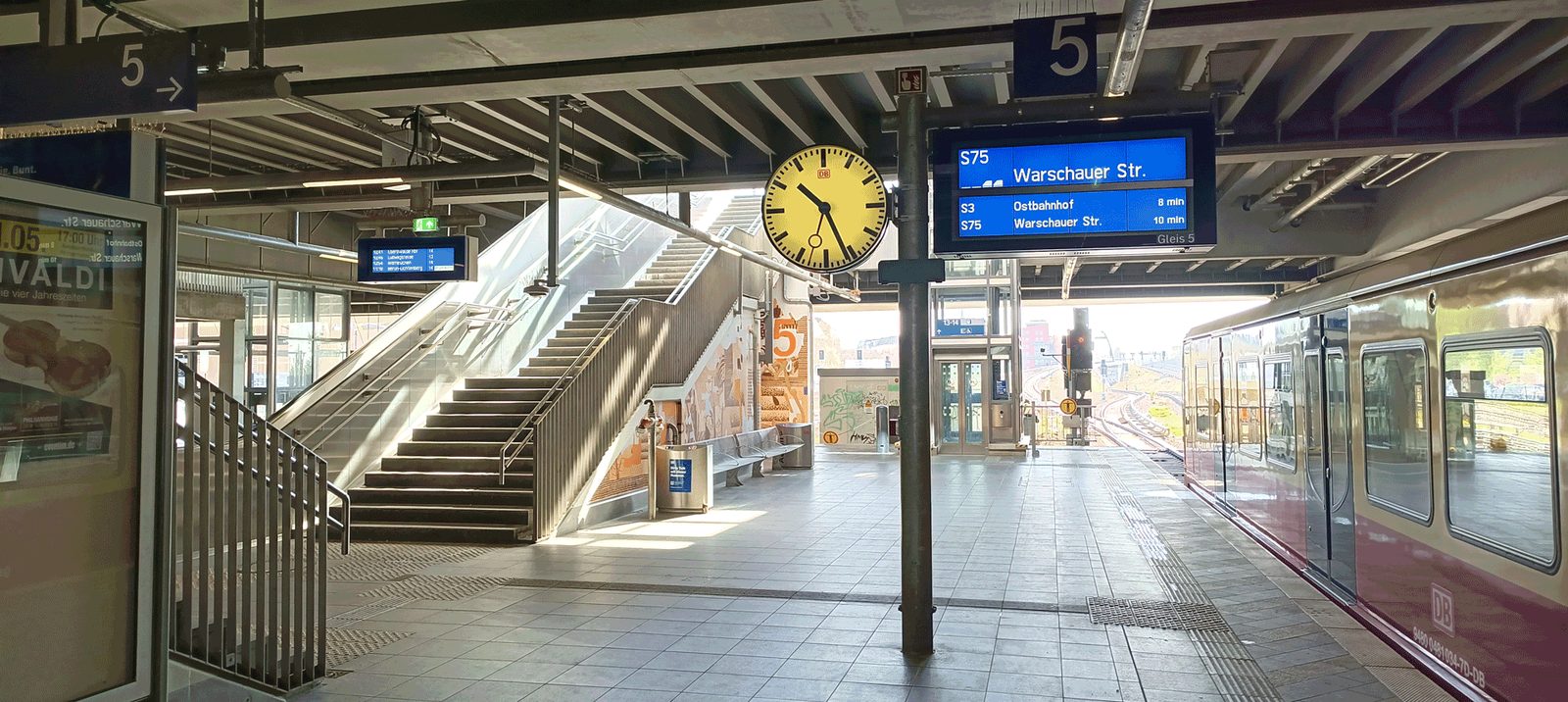 Bahnsteig am Ostkreuz mit Uhr, Zugzielanzeiger und Treppenaufgang