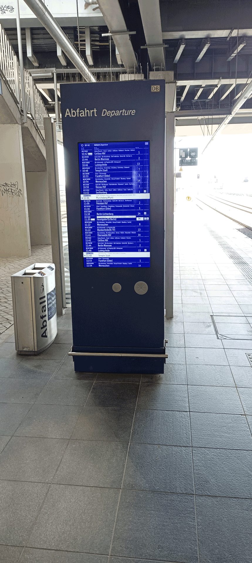 Digitale Abfahrtstafel auf dem Bahnsteig der Verkehrsstation
