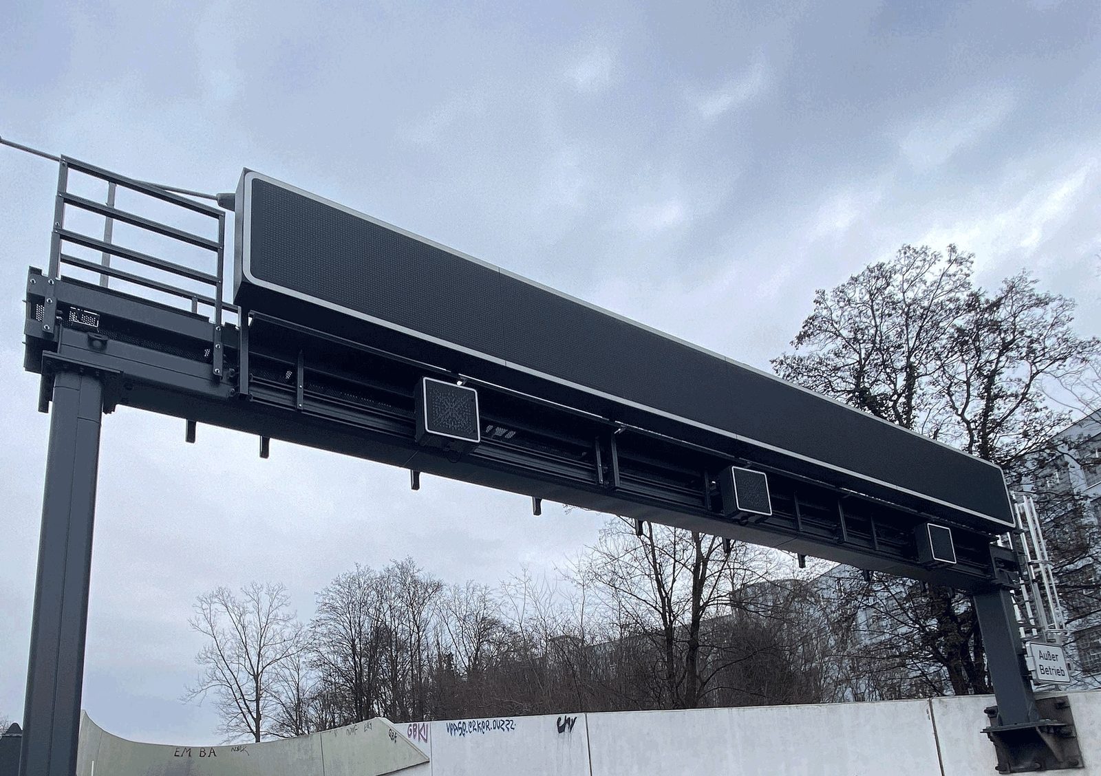 Verkehrszeichenbrücke mit Anzeigequerschnitt vor der Inbetriebnahme