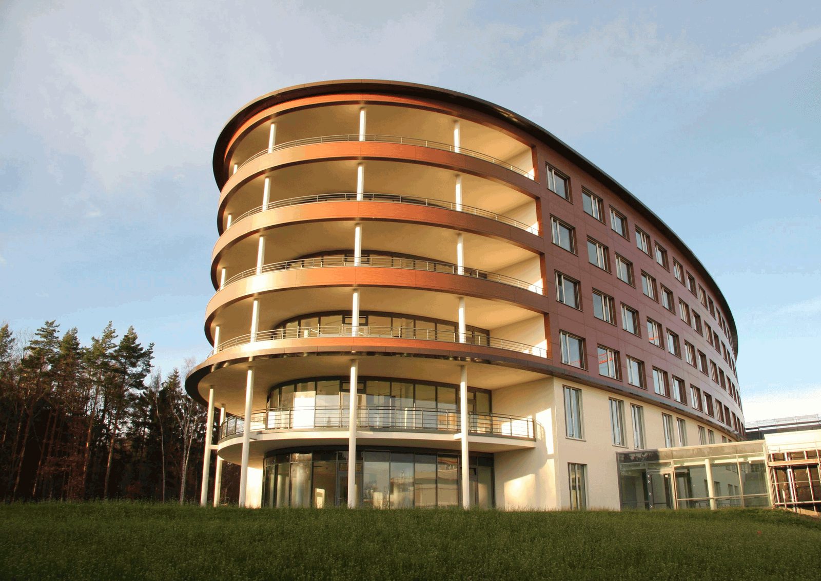 Das Wald-Klinikum Gera mit geschwungenen Balkonreihen