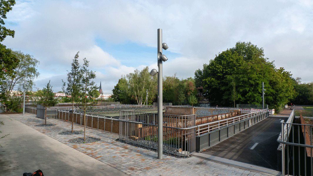 Neu hergerichtete Yorckbrücke als Fuß- und Radweg mit Geländer