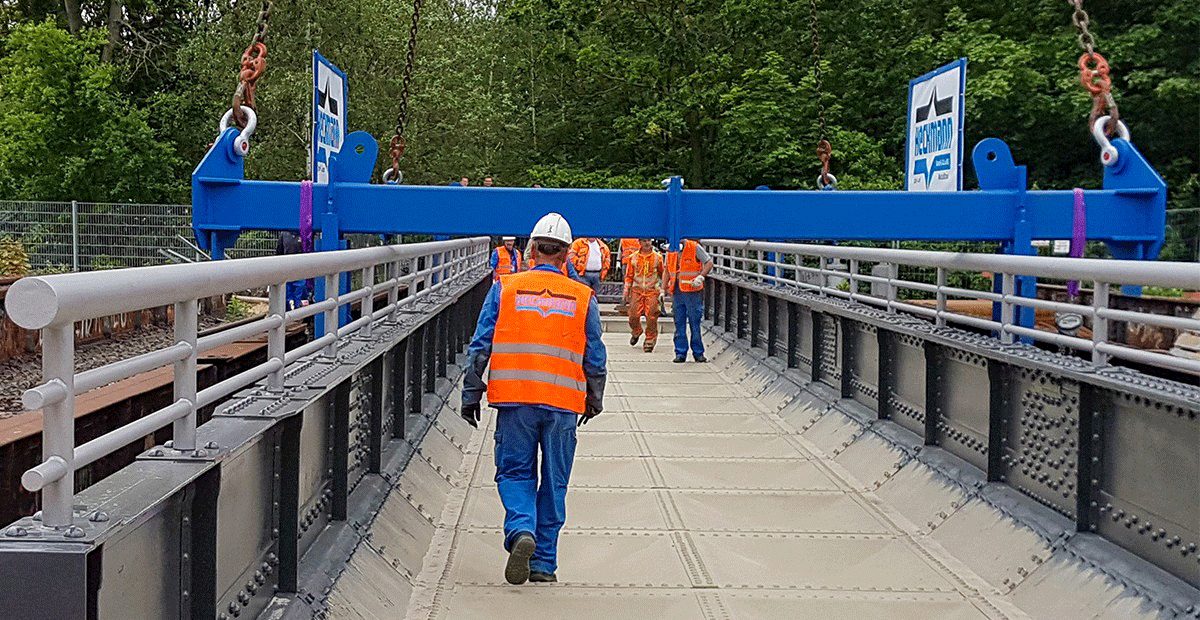 Bauüberwacher auf einer der Yorckbrücken, darüber ein blauer Hilfsträger