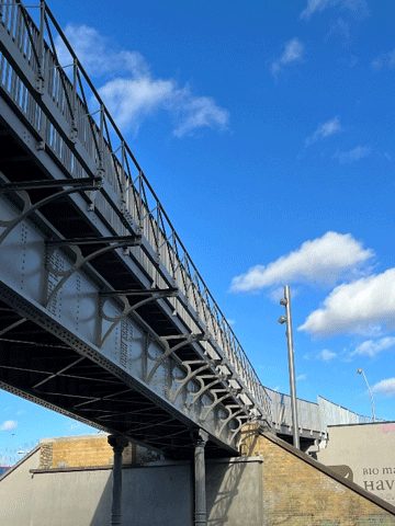 Stählerne Yorckbrücke von unten vor blauem Himmel