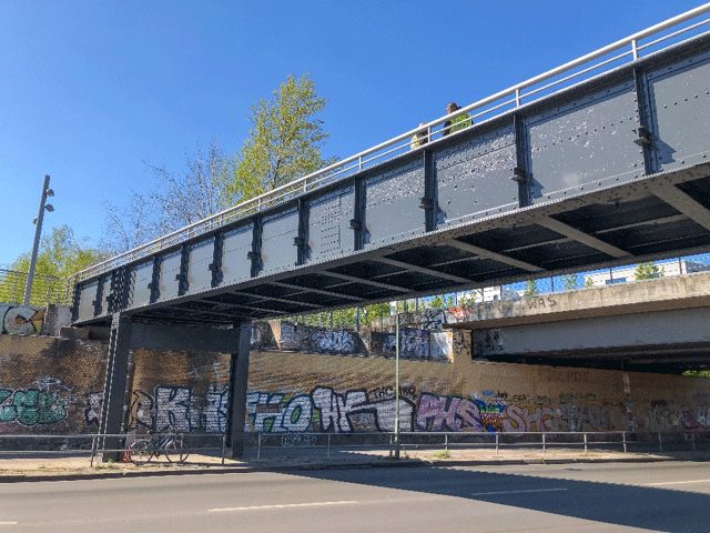 Yorckbrücke über der Straße, darunter eine mit Graffiti bemalte Stützwand